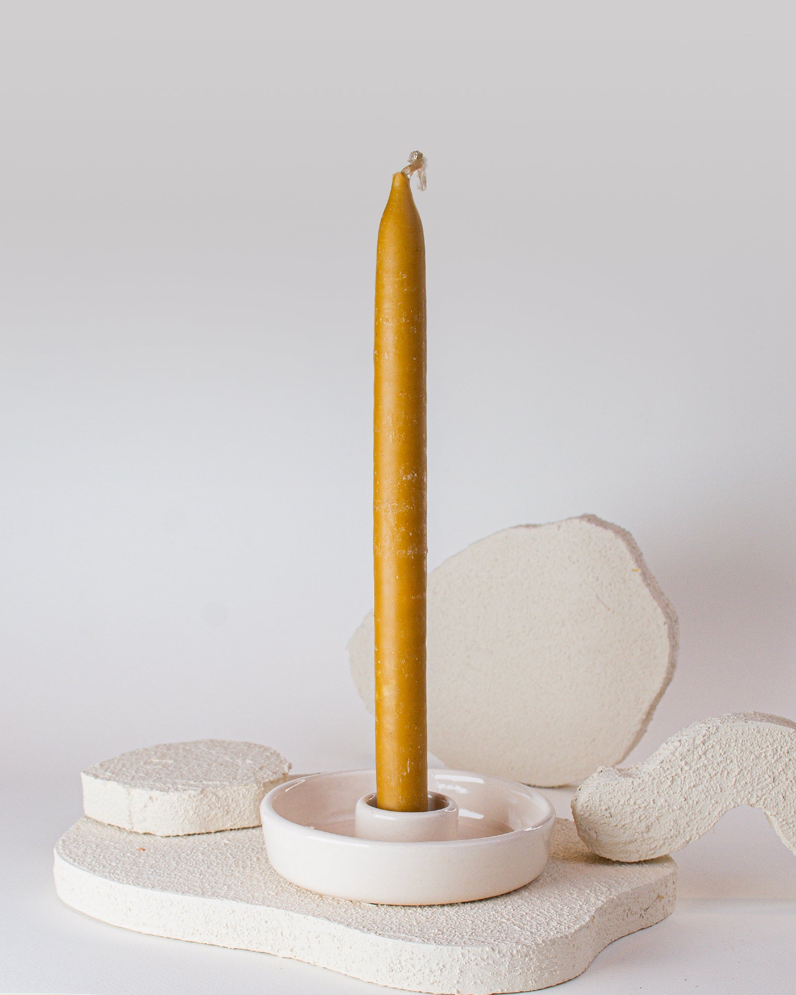 Porte-bougie et bougie effilée